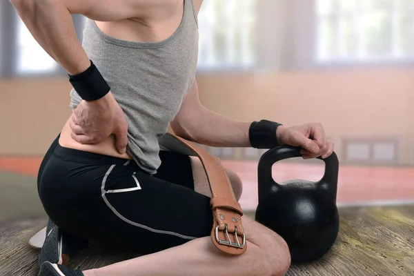 egzersiz sırasında yaralanma geri. sırt ağrısı. sırt ağrısı. Halter