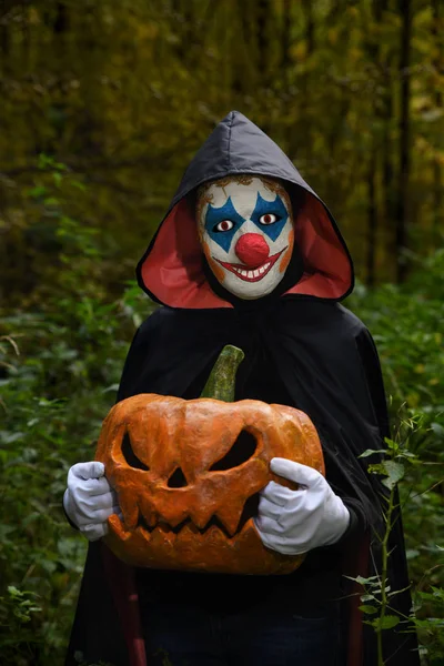 Hrůzostrašný Klaun Lese Dýně Ruce Kostým Klaun Halloween — Stock fotografie