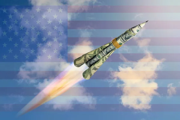 El cohete del dinero se eleva en el cielo contra el telón de fondo del Amer — Foto de Stock