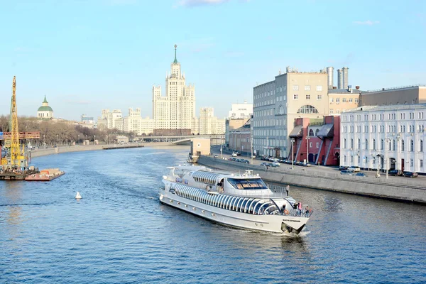 gemi Rus Moskova Nehri boyunca seyahat