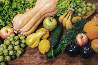 Ahşap meşe masasında çeşitli taze sebzeler ve meyveler