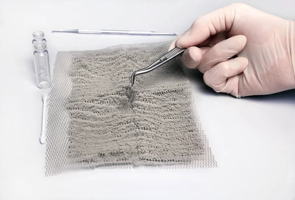 Havalandırma tozunu filtreden cımbızla örnekleme