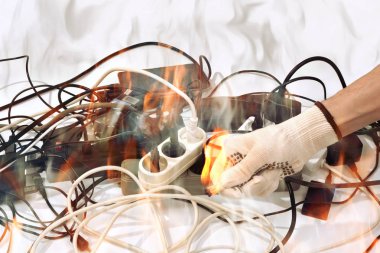 Elektrik kısa devre kavramı. Elektro teller yanıyor.