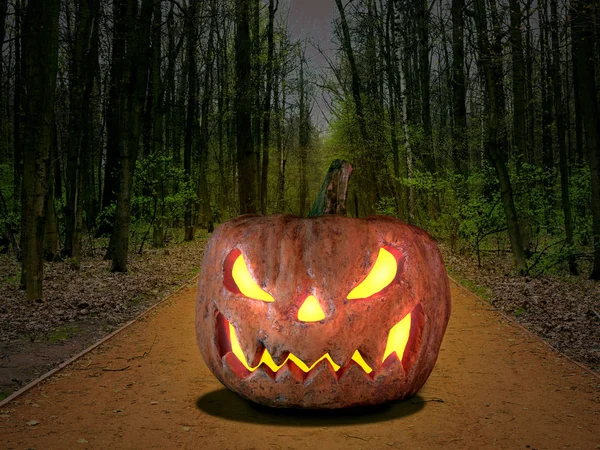 Strašidelná Halloween dýně se světélkující očima. Proti backgrou — Stock fotografie