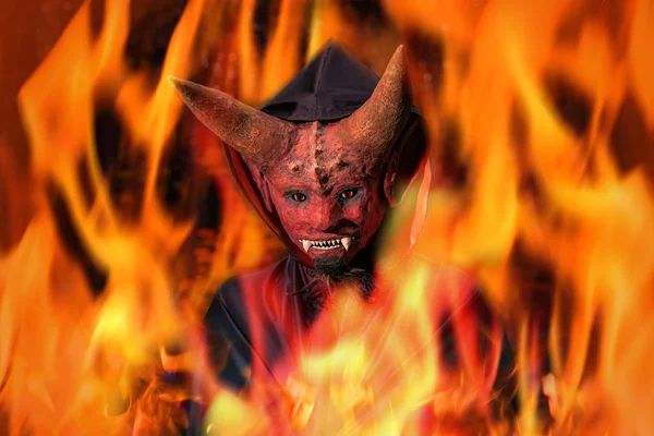 Диявол на вогні на темному тлі — стокове фото