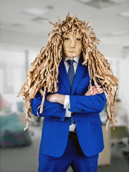 Kantoormedewerker in een blauw Business Suit zet een masker van een Goblin — Stockfoto