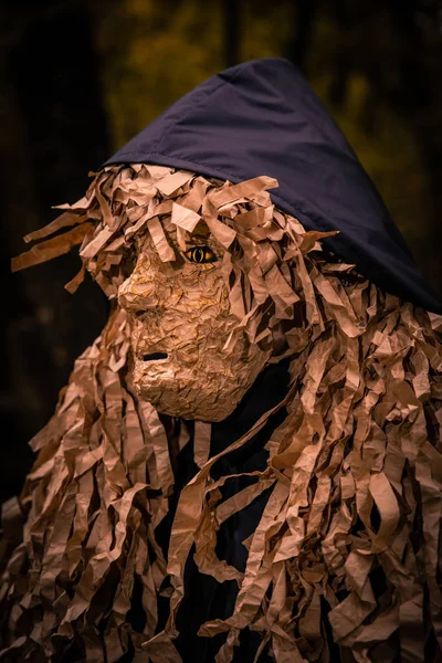 Ο άνθρωπος με μια τρομακτική μάσκα σκιάχτρο σε ένα μανδύα και με μια κουκούλα — Φωτογραφία Αρχείου