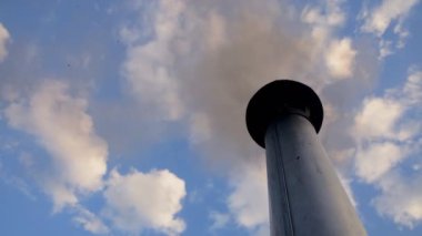 Kurum parçacıklarının uçtuğu bir pipodan duman çıkıyor. Video 4K.