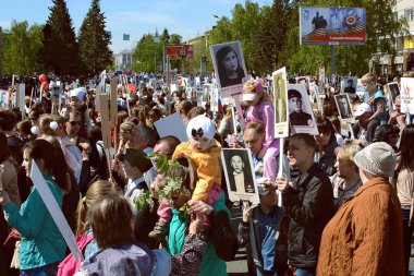 Barnaul. - Rusya. 09 Mayıs 2015. Nazi işgalcilerine karşı kazanılan zaferin 70. yıldönümü şerefine, Ölümsüz Alay 'ın yürüyüşü şehrin ana caddesi olan Lenin Bulvarı' nda gerçekleşti..