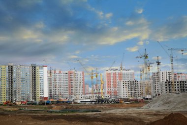 Barnaul. - Rusya. 18 Haziran 2020. Güçlendirilmiş beton ve tuğladan yapılmış konut binaları inşa ediliyor. Vinçlerin çalışması, evlerin inşası. Coşkulu Sokak.