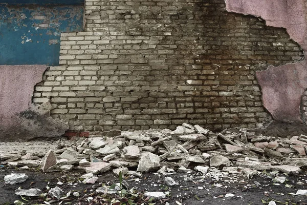 Destruição Uma Antiga Parede Tijolos Danos Fachada Edifício — Fotografia de Stock