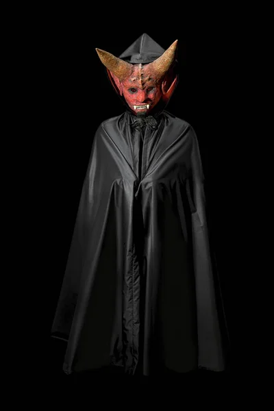 穿着黑色背景斗篷的魔鬼 戴角的可怕面具的男人万圣节假期 — 图库照片