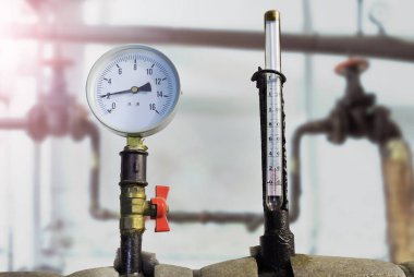 Karıştırıcılar, termometre ve eski su borularına basınç sensörü. Sıcak su sistemi. Isıtma ölçüm konsepti.