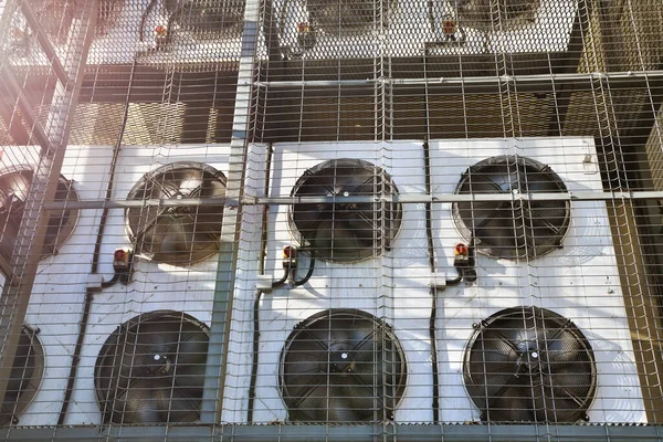 Ventiladores Industriais Para Condicionado Condicionado Sujo Funciona Atrás Uma Grelha — Fotografia de Stock