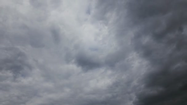 Nubes Oscuras Mueven Rápidamente Través Del Cielo Clima Gris Turbio — Vídeos de Stock