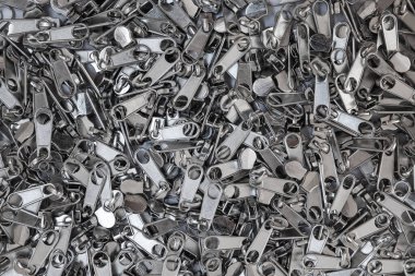 Metal fermuarlar. Dikiş endüstrisine eklemek için metal parçalardan oluşan bir grup