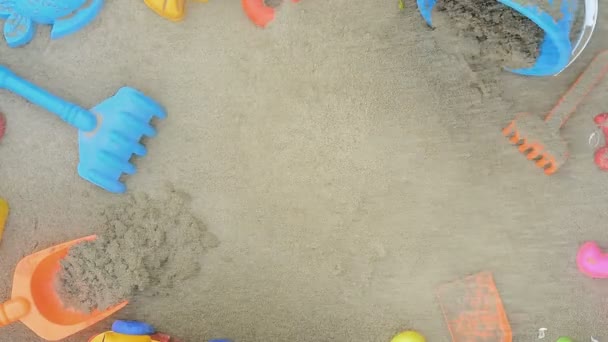 Sand Fällt Den Sandkasten Der Kinder Sommer Hintergrund Mit Spielzeug — Stockvideo