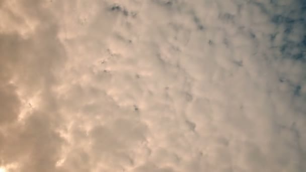 Nuvens Azuis Movem Rapidamente Através Céu Iluminado Pelo Sol Poente — Vídeo de Stock