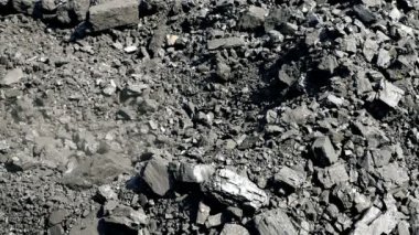 Kömür kürek kullanan işçiler tarafından doldurulur. Madenci tozu. Yakıt için taş cevheri. Güç endüstrisi. 4K video.