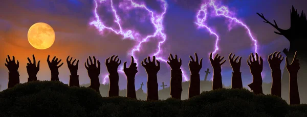 Руки Зомби Выползают Земли Фоне Полнолуния Голубого Ночного Неба Молния — стоковое фото