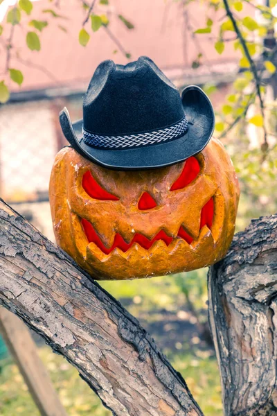 Halloween Dýně Kovbojským Kloboukem Zářícíma Červenýma Očima Vycpaná Zahrada Jack — Stock fotografie