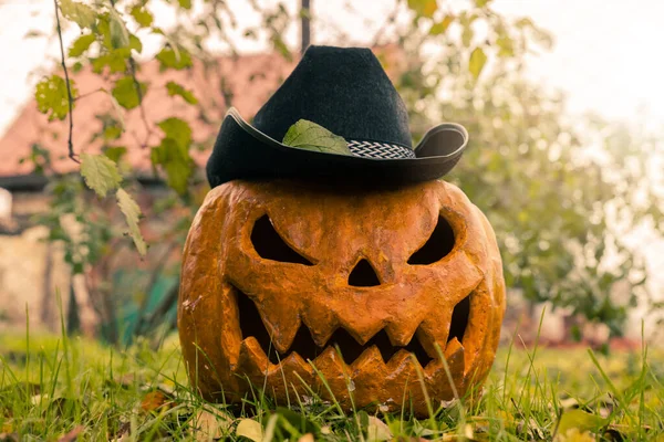 Halloween Dýně Kovbojským Kloboukem Strašák Zahradní Trávě — Stock fotografie