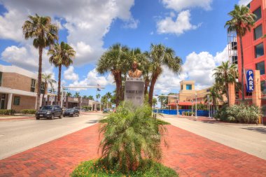 Fort Myers, Florida, ABD - 7 Haziran 2018: Bulutlar tartışmalı Robert E. Lee Anıtı Şehir Fort Myers, Florida üzerinde mavi bir gökyüzü formunda. Yalnızca içerik kullanımı.