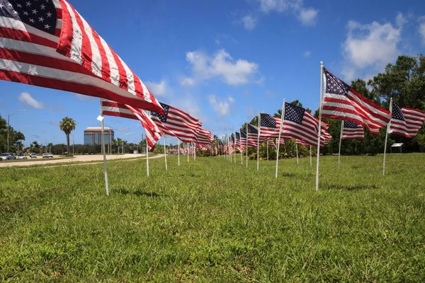 Birden çok büyük Amerikan bayrakları dalga rüzgarda vatansever görüntüsünü tatil sırasında.
