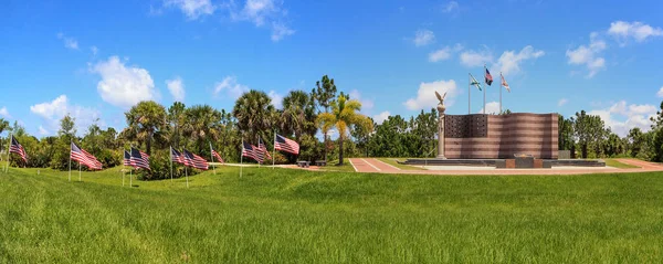 나폴리 플로리다 2018 나폴리 플로리다에 공원에 기념비 바람에 웨이브의 합니다 — 스톡 사진