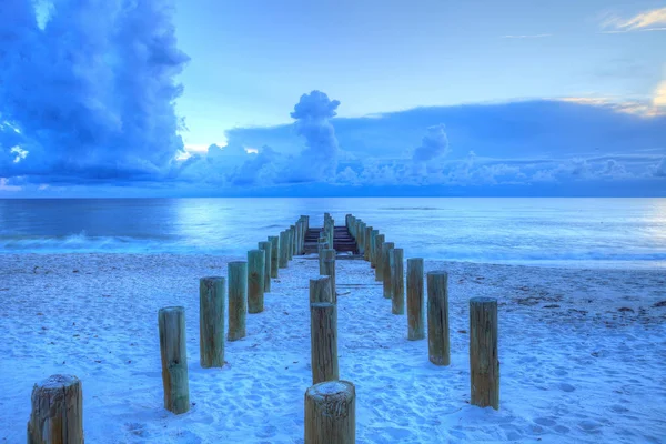 Vecchio Molo Tramonto Sull Oceano Sulla Spiaggia Napoli Con Cieli — Foto Stock