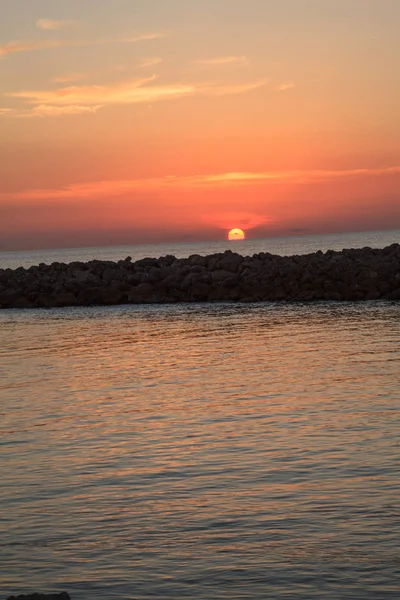 Soleil orange et rouge sur une jetée à la rivière Doctors Pass près de Lowde — Photo