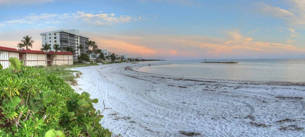 Lowdermilk strand solnedgång över pulver vit sand — Stockfoto