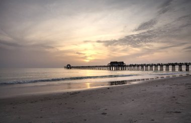 Naples, Florida'nın yaz aylarında puslu günbatımı Napoli iskele üzerinde