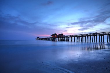 Naples, Florida'nın yaz aylarında Napoli Pier üzerine pembe ve mor günbatımı