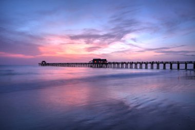 Naples, Florida'nın yaz aylarında Napoli Pier üzerine pembe ve mor günbatımı