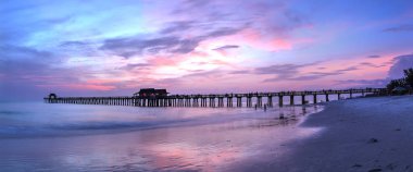 Naples, Florida'nın yaz aylarında Napoli Pier üzerine pembe ve mor günbatımı