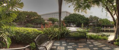 Bir su birikintisi Bahçe umut ve cesaret memorial Bahçe ve kutsal Naples, Florida, bakan tezgah.