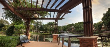 Bir su birikintisi Bahçe umut ve cesaret memorial Bahçe ve kutsal Naples, Florida, bakan tezgah.