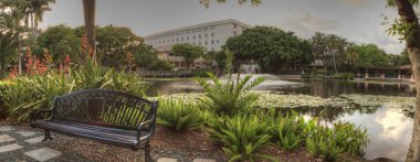 Bir su birikintisi Bahçe umut ve cesaret memorial Bahçe ve kutsal Naples, Florida, bakan tezgah.
