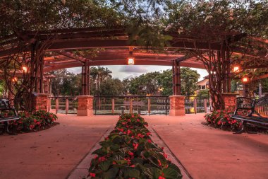 Gece Entryway Bahçe umut ve cesaret memorial Bahçe ve kutsal Naples, Florida.