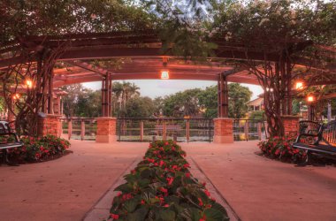 Gece Entryway Bahçe umut ve cesaret memorial Bahçe ve kutsal Naples, Florida.