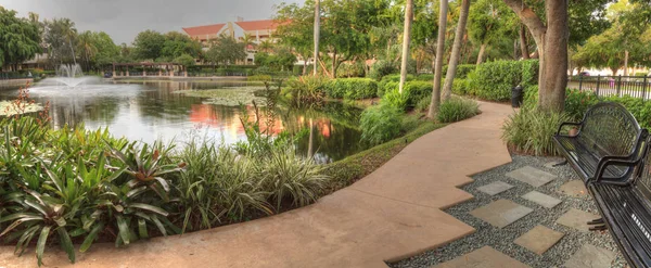 庭の希望と勇気の記念庭園 ナポリ フロリダ州の聖域で池を見下ろすベンチ — ストック写真