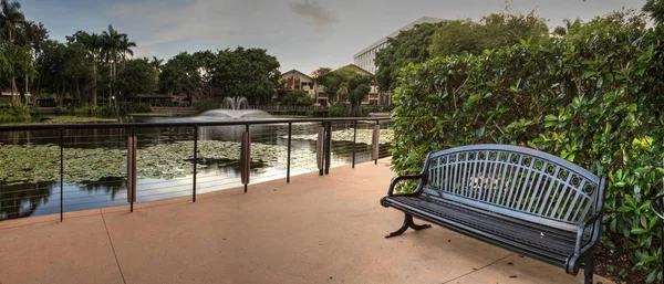Bir su birikintisi Bahçe umut ve cesaret memorial Bahçe ve kutsal Naples, Florida, bakan tezgah.