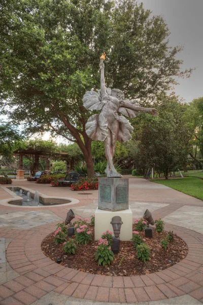 Naples, Florida, Amerika Birleşik Devletleri - 24 Haziran 2018: Bloom Kathy Spalding Bahçe umut ve cesaret memorial Bahçe ve kutsal Naples, Florida, sanatçının adı verilen heykel.