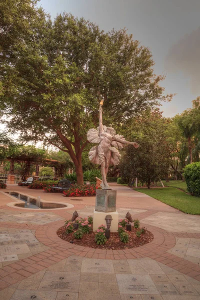 Naples, Florida, Amerika Birleşik Devletleri - 24 Haziran 2018: Bloom Kathy Spalding Bahçe umut ve cesaret memorial Bahçe ve kutsal Naples, Florida, sanatçının adı verilen heykel.