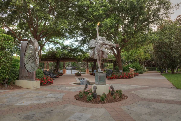 Naples, Florida, Amerika Birleşik Devletleri - 24 Haziran 2018: Bloom Kathy Spalding Bahçe umut ve cesaret memorial Bahçe ve kutsal Naples, Florida, sanatçının adı verilen heykel.