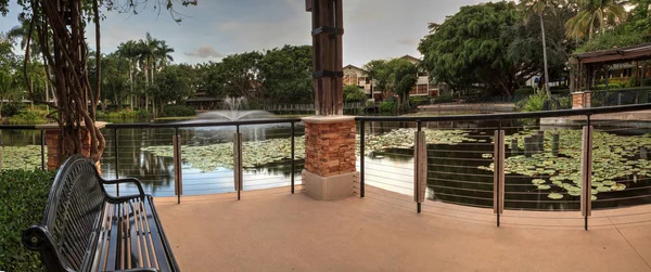 Bir su birikintisi Bahçe umut ve cesaret memorial Bahçe ve kutsal Naples, Florida, bakan tezgah.