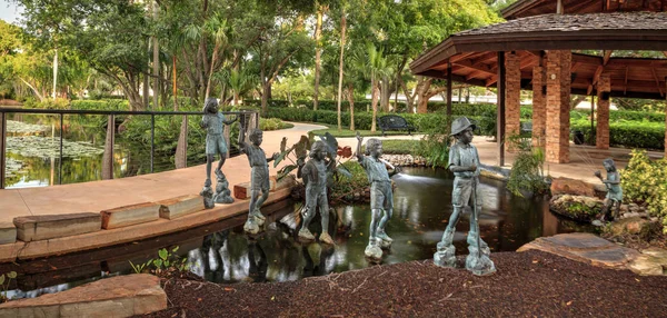 Naples, Florida, Amerika Birleşik Devletleri - 24 Haziran 2018: Dalton aile çocuk bronz heykel Bahçe umut ve cesaret memorial Bahçe ve kutsal Naples, Florida.