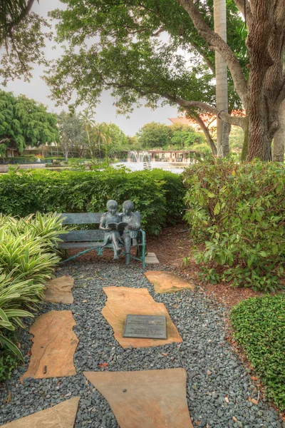 Naples, Florida, Amerika Birleşik Devletleri - 24 Haziran 2018: Dalton aile çocuk bronz heykel Bahçe umut ve cesaret memorial Bahçe ve kutsal Naples, Florida.