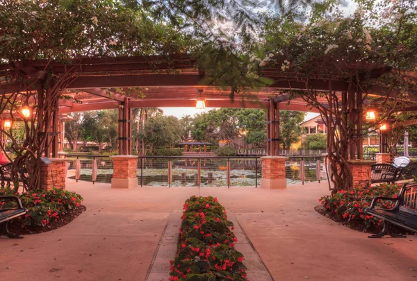 Gece Entryway Bahçe umut ve cesaret memorial Bahçe ve kutsal Naples, Florida.